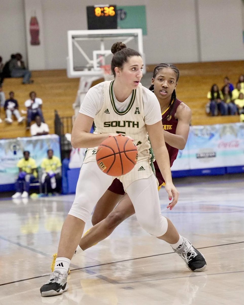 coast2coastwbb's tweet photo. โจVittoria Blasighโจ
๐ Stand out Freshman from Udine, Italy averaging 13 PPG and shooting 44% from the field. Excited to see what she brings to the table as she leads the @usfwbb team at our WPB Classic this year!
๐ฒ@flohoops Dec 20-21st ๐ #coast2coastwbb #flohoops https://t.co/kHGmK5TjBS