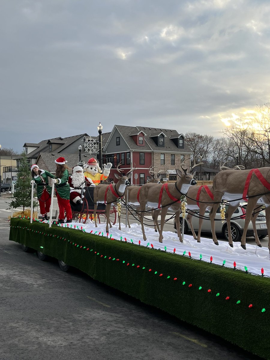 MikeMikolic's tweet photo. Jordan welcomed Santa Clause @TownofLincolnON today!  Thank you @TOLFireRescue, The Jordan Lions, and the many local businesses for continuing this awesome tradition! https://t.co/yVQXqAqeNa