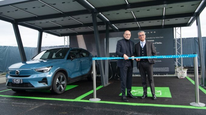 E_Motor_News's tweet photo. ⚡️Dopo due anni dell’attivazione del progetto Volvo Powerstop, il bilancio è di 547 tonnellate di CO2 non immessa nell’aria grazie a 39.000 cariche erogate per una percorrenza di 4,5 milioni di km in elettrico.
@volvocars
#Powerstop #CO2
Read more⤵️
🔗https://t.co/rjc05QjEP2 https://t.co/fJtnHD6LVZ