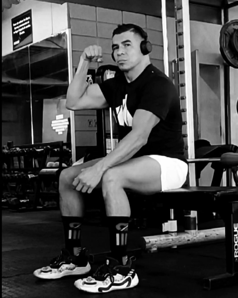 boxer2605's tweet photo. Sábado de piernita y de posada del gym. https://t.co/otRygr0pMK