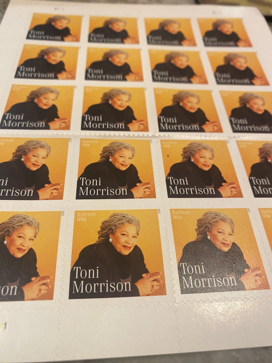 atpearthkeeper's tweet photo. Yes! Got 'em! These days my holiday cards are split between sent on-line and still, a hand full of cards sent via snail mail. I ran out of snowflake stamps and so- Ms. Morrison is perfect!
#stamps #USPS #newstamps #mailing #ToniMorrison #authors #writers #books #readers https://t.co/cLWI34tEvK