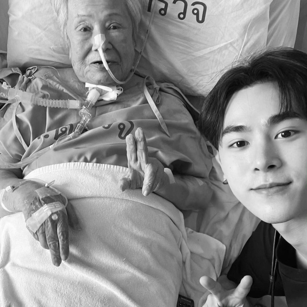 BGmagazine_'s tweet photo. #CooperPatpasit, intérprete de #Bohn en "#MyEngineer", tuvo que despedir a su abuelita hace un par de días.

El actor publicó la triste noticia en ig, donde algunos compañeros de trabajo le dieron ánimo. Uno de ellos fue #PoyKritsanapong , su coprotagonista en My Engineer. https://t.co/CXQPo4fpLI