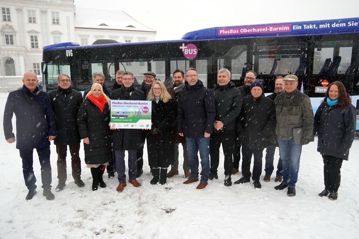 CDU_Wandlitz's tweet photo. Der Plus-Bus #Barnim Oberhavel startet endlich 🤩 Staatssekretär Uwe Schüler sowie @N_WalterMundt kamen zur Auftaktfahrt der neuen Buslinie, die #Wandlitz und Oranienburg miteinander verbindet. (1/2) https://t.co/9Zp0PuSGHK