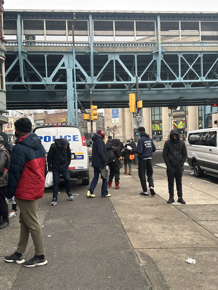 Fire1873's tweet photo. Today PFD Explorers, our Parents Assoc. and our PFD (CRR) Units gave out 200+ care bags in the Kensington area. Thank you 24th police district for your assistance. PFD Community Outreach is committed to the health and wellness of Phila. @ThielAdam @PhillyFireDept @PHLCouncil https://t.co/rTrqhCt9UY