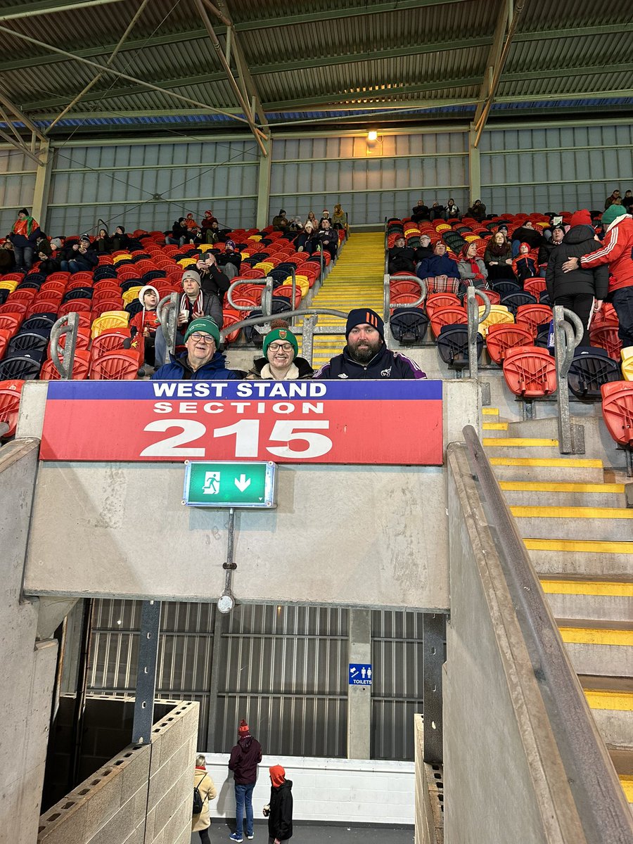 Jamesatierney's tweet photo. #munvbay #ThomandParkSelfie https://t.co/i9JAtZW9oK