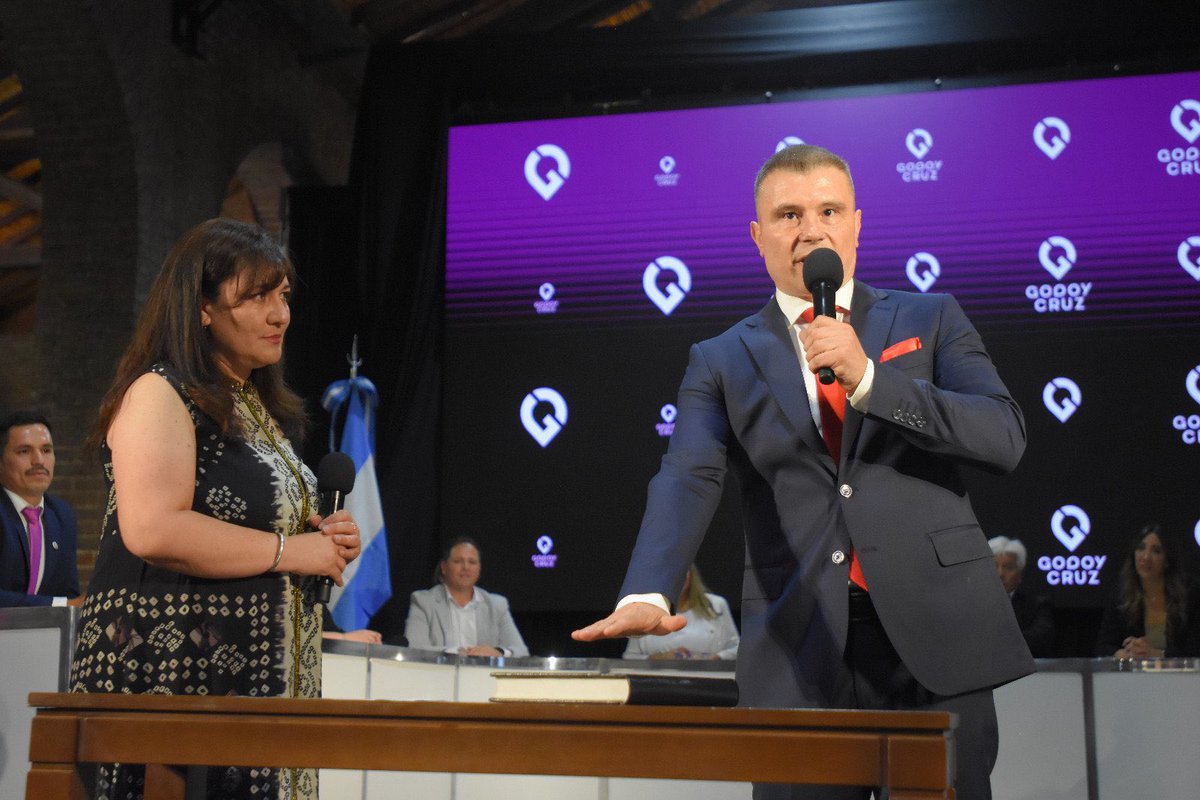 LucasVidelaMza's tweet photo. Acompañamos en su asunción al nuevo intendente de Godoy Cruz, @diegocostarelli. 

Continuará con el cambio y la transformación de nuestra ciudad, iniciada por Biffi en 1999 y seguida por destacadas gestiones de @alfredocornejo y @TadeoGZ .

#ImpulsoQueTransforma https://t.co/OK2jFHES62