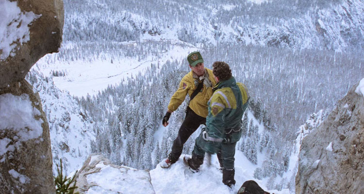 stonegasman's tweet photo. Can you name a movie you like that features a scene with snow that is not a Christmas movie?

Cliffhanger (1993) https://t.co/EpYWMNgeRH