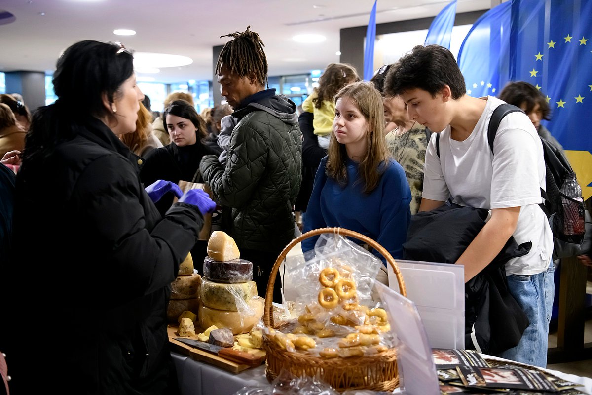 ❄️☃️EU 🇪🇺 is delighted to have been a part of the magic #WinterFair organized by IWA Georgia 🇬🇪 today

Thank you to everyone who visited our 🇪🇺 corner! We had a wonderful time with our 'EU🇪🇺 Quiz Wheel'🎡and with incredible products crafted by EU-funded project beneficiaries 🌟⛄️