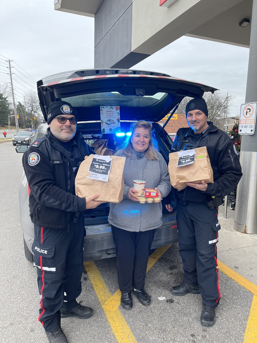Great start to our Cram A Cruiser food drive !!! Thank you Metro Royal York and Rexdale Community for the support !!! @TPS23Div @TorontoPolice @TPAca @TPS_CPEU @engage416 @tps39 #torontopolice #community #support #emgagement
