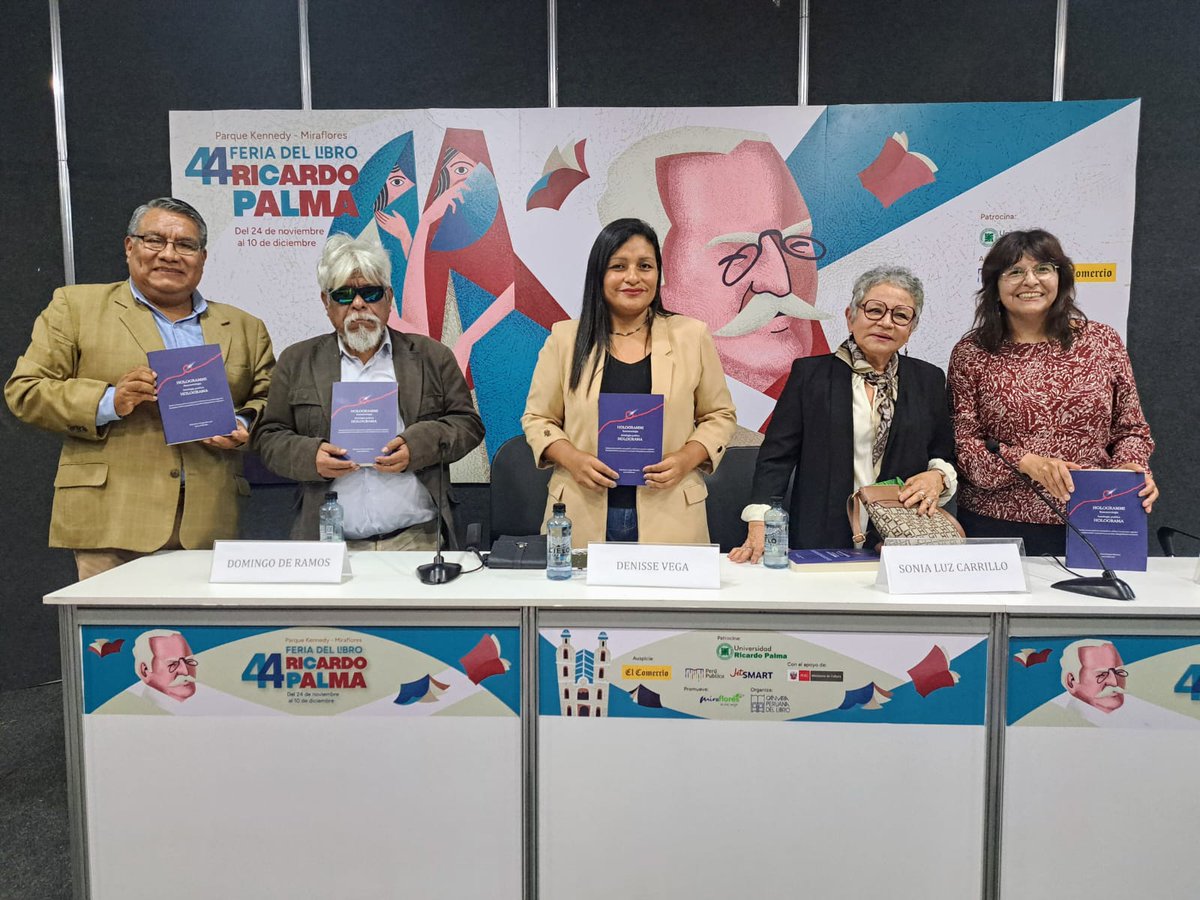 ✨ ¡Gracias a quienes nos acompañaron en la <a href="/FRicardoPalma/">Feria Ricardo Palma</a>! Denisse Vega Farfán, <a href="/son_luz/">Sonia Luz Carrillo</a>, <a href="/ZoilaForss/">Zoila Forss-Crespo Moreyra</a> y Domingo de Ramos, quienes forman parte de la antología poética #Holograma, compartieron sus experiencias y perspectivas sobre la traducción poética en la industria editorial.