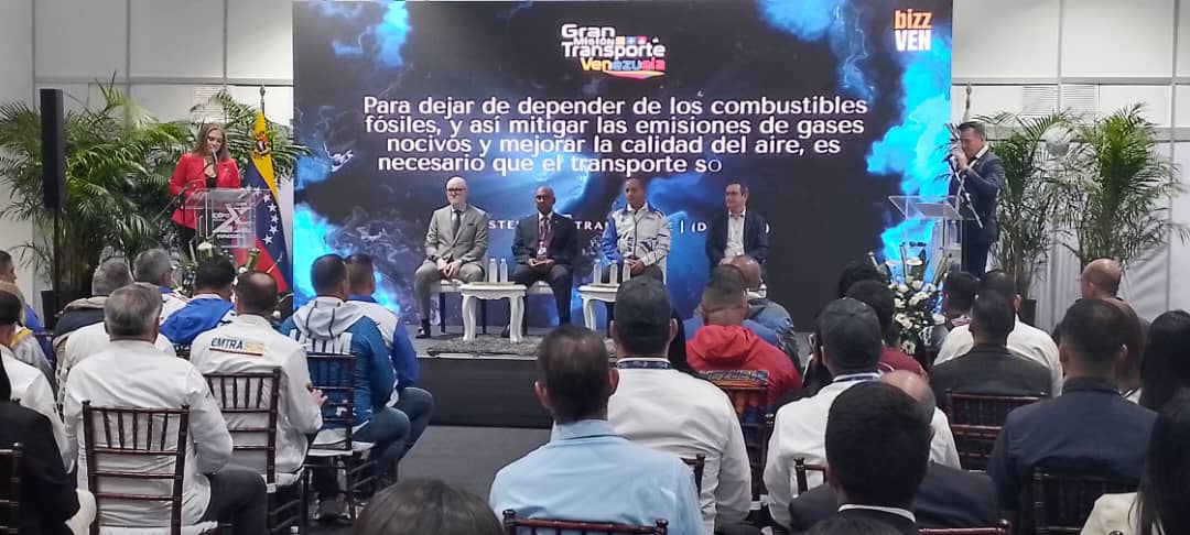Presidente del @SAVAgricola
Lcdo. Jonathan Millán presente en la Conferencia del Desarrollo Sostenible y Sustentable de la Industria y la Economía del Transporte. 
#ExpoTransporteVzla2023 

#LlegateALaCarlota