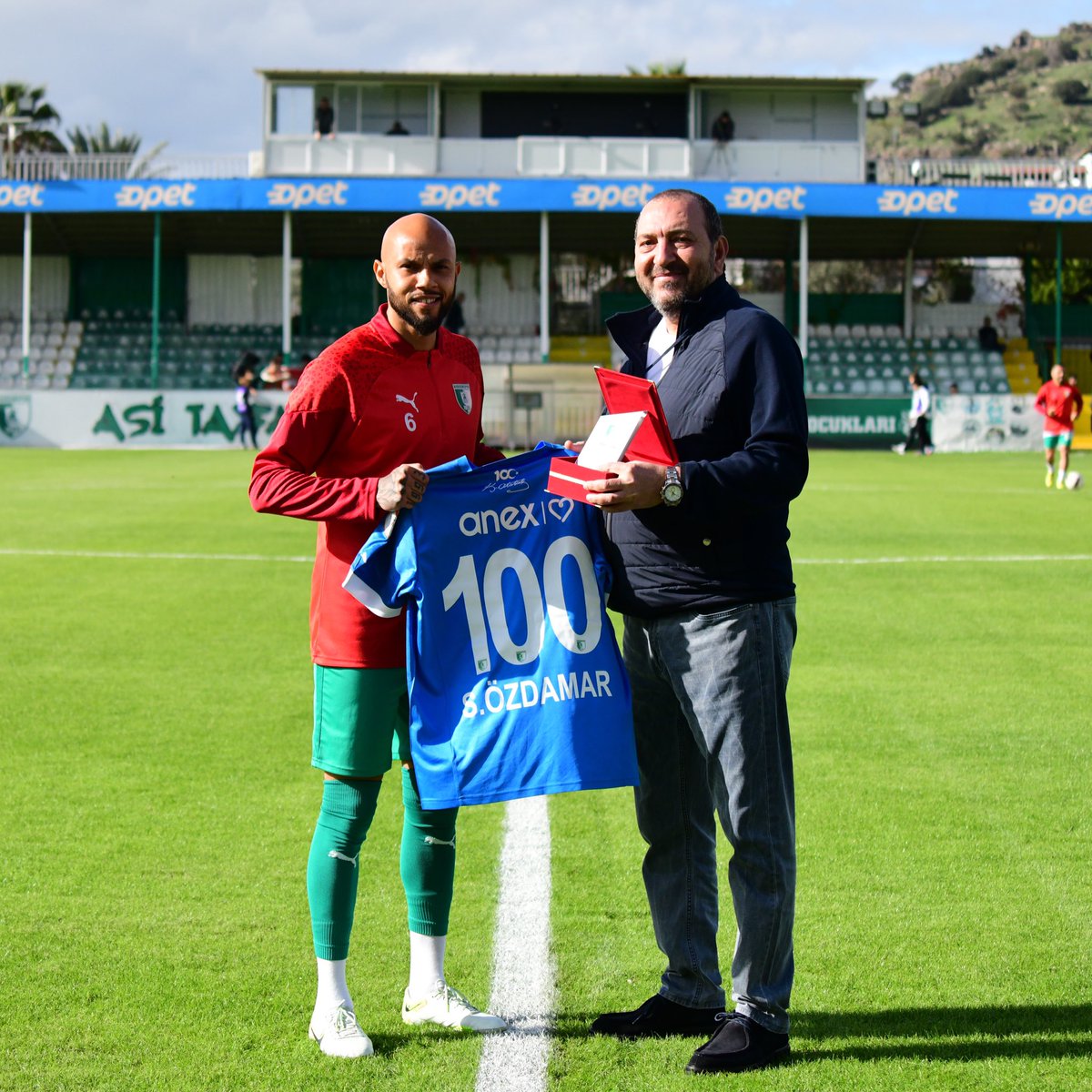Futbolcumuz Süleyman Özdamar’ın Bodrum FK formasıyla 100. Profesyonel resmi maçına çıkacak olması nedeniyle, Bodrum Fk - Tuzlaspor müsabakası öncesi Yönetim kurulu üyemiz Sn. Aşkın Demir tarafından günün anısına  forma ve plaket hediye edildi.

#BodrumFK