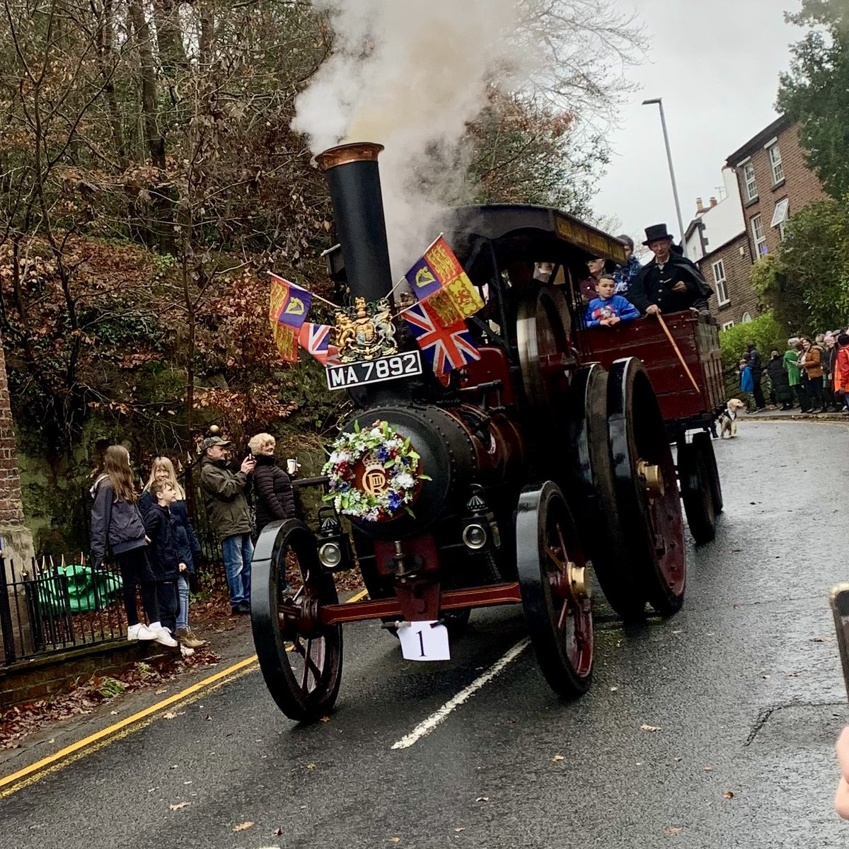 MrAndy_Carter's tweet photo. Pleasure to be back out in #Warrington South today supporting local businesses in #Lymm at the Dickensian day parade and celebrations.  Huge crowds in the village, most managing to avoid the showers catching a glimpse of Father Christmas on his sleigh. https://t.co/hyH2IFAVL9
