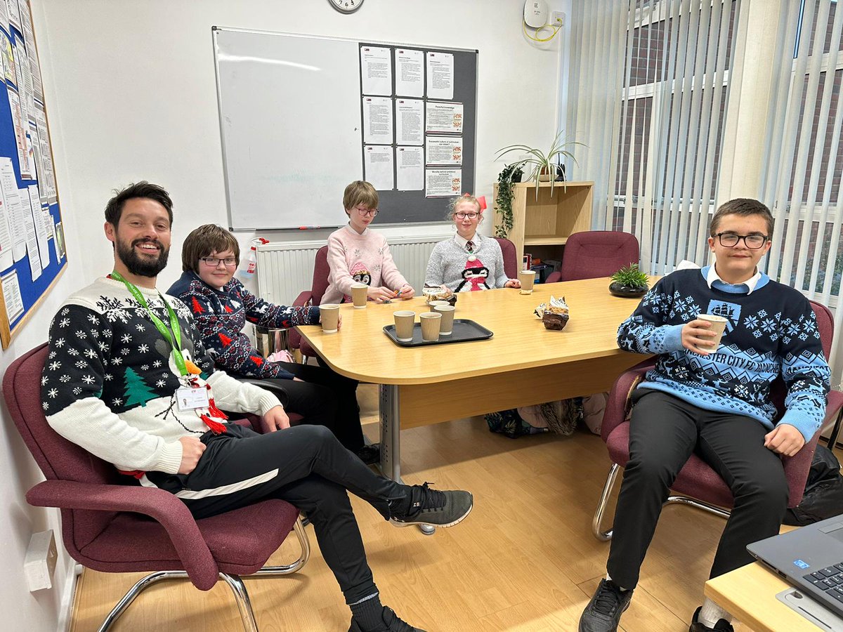 Golden tickets winners enjoying Christmas Jumper Day and hot chocolate with Mr Robinson!! @mjpGibbs @MrsB_FCCT @cotton_nadine @PMStock11 @LLTCNews @Cedars_Upper @F_MLeah @AJRAllModCons @ChilternTSH @CTGtraining @MrPark_1 @LinsladePe @mead_anna @LoveLeightonB @TotallyLocal_LB