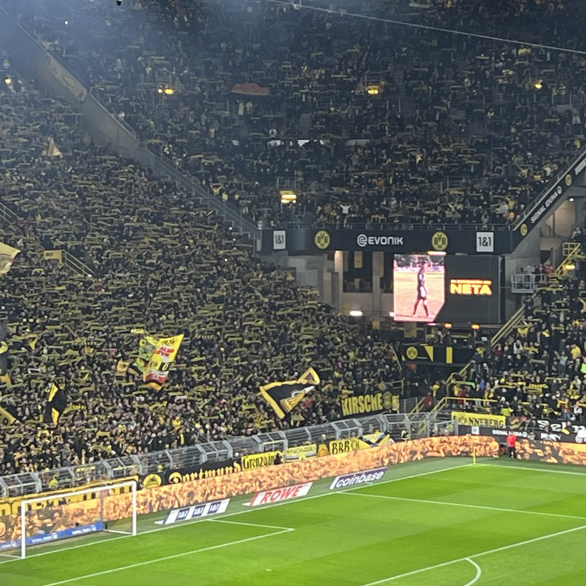 Am 7. Oktober wurde BVB-Fan Neta von der Hamas ermordet. Seine Familie ist heute bei uns zu Gast. 

Neta, you’ll never walk alone. 🖤

#BorussiaVerbindet