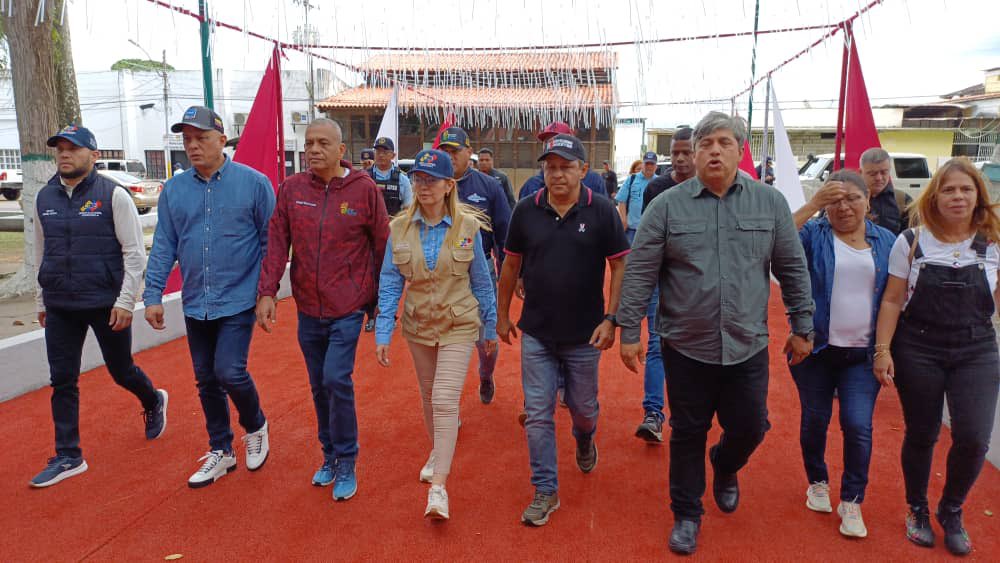 amarcanopsuv's tweet photo. Por el derecho histórico sobre nuestra Guayana Esequiba estamos cumpliendo la orden de nuestro Presidente @NicolasMaduro y vamos  a obedecer   el mandato del pueblo venezolano este 3D .  La Patria no se vende la Patria se defiende @vladimirpadrino @delcyrodriguezv @dcabellor https://t.co/mOfbg6e6Oz
