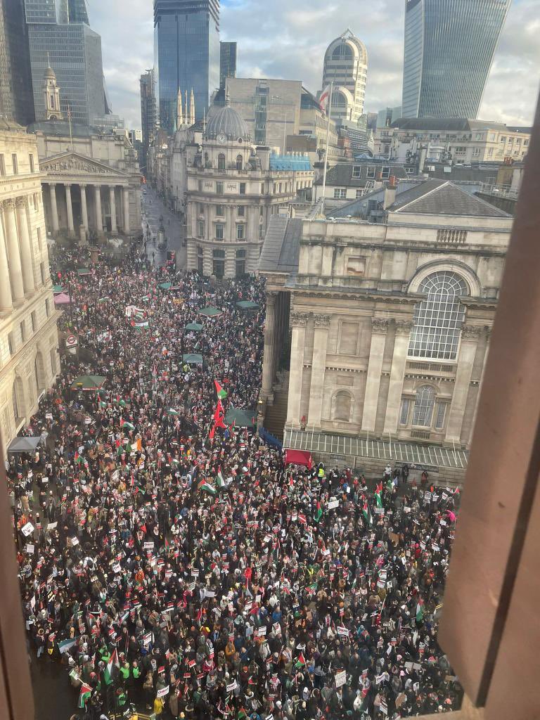 100,000 protesters braved the cold weather today in #London to protest against the mass killings in #Gaza and demand a permanent #ceasefire.

#CeasefireForNOW #CeaseFirelnGazaNOW