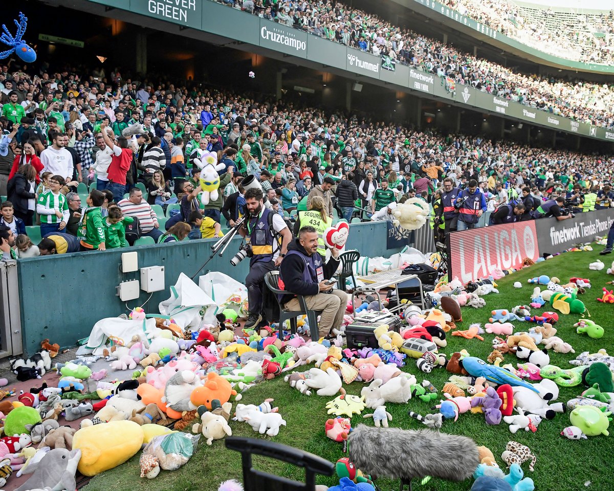 brfootball's tweet photo. One of football's best traditions: Real Betis fans throwing stuffed toys on the pitch around Christmas time for disadvantaged children 👏💚 https://t.co/qdbQqKO7DC