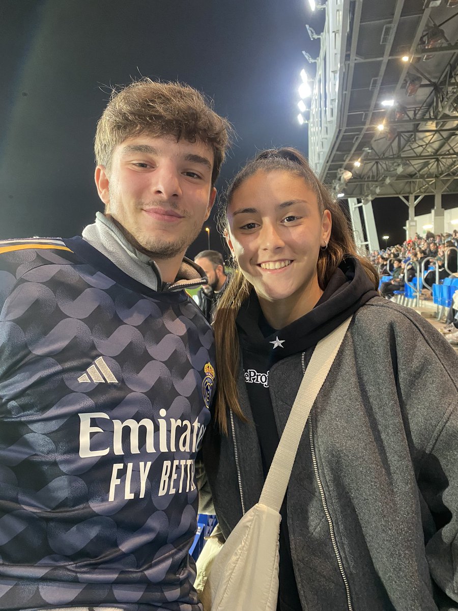 Edusbii's tweet image. Vale que basto mirad a quien tengo sentada al lado