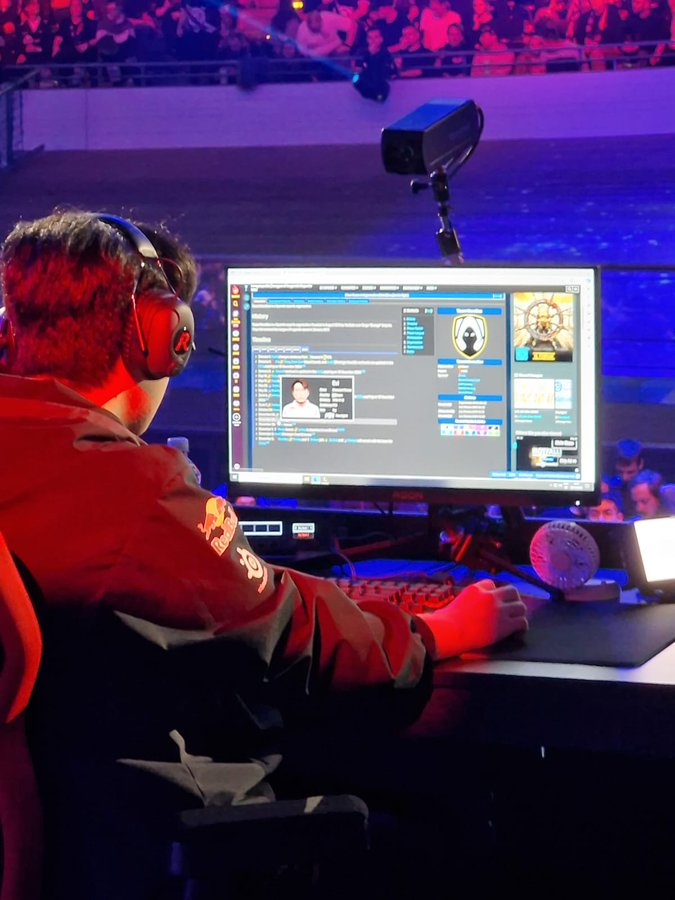 candy_dandy24's tweet photo. Expectation: T1 players go into a tournament knowing its basic rules &amp; their opponents

Reality (right before match):
- Zeus browses through Tolkin's youtube channel
- Zeus reads up on Heretics wikipedia and checks listed players

💀💀 Choi "Zeus" Woojee, a man of no fear https://t.co/8MxTGgSCLu
