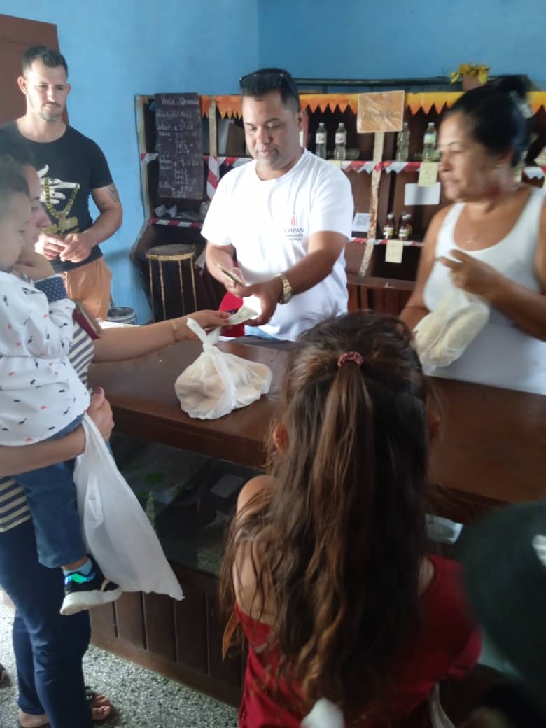 EmpresaDelPan's tweet photo. Participa Empresa Cubana del pan UEB Sancti Spíritus con sus producciones en la reanimación de la comunidad Juan Fransisco #Yaguajay
#SanctiSpíritusEnMarcha
@cubanadelpan
@DeivyPrezMartn1
@AlexisLorente74 https://t.co/KQnnmdYSAW