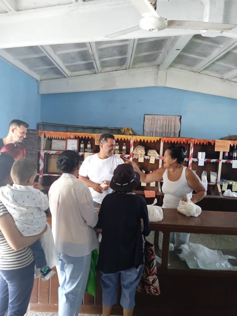 EmpresaDelPan's tweet photo. Participa Empresa Cubana del pan UEB Sancti Spíritus con sus producciones en la reanimación de la comunidad Juan Fransisco #Yaguajay
#SanctiSpíritusEnMarcha
@cubanadelpan
@DeivyPrezMartn1
@AlexisLorente74 https://t.co/KQnnmdYSAW