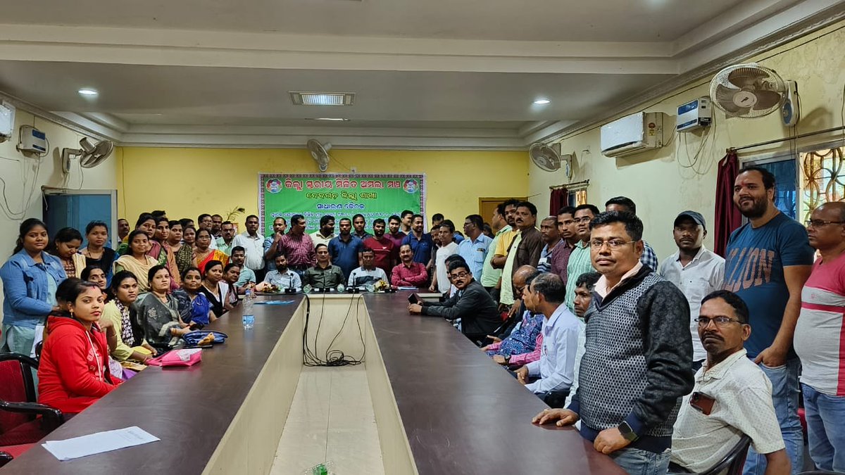 AMALAGANJAM's tweet photo. #JuniorAssistantDemand4200GP
#WeDemandLegitimate4200GP
#Justiceforjuniorassistants

#Odisha
#BJD
#vkpandian

@CMO_Odisha
@Naveen_Odisha
@VKPANDIANSIRFC
@PradeepJenaIAS
@gopabandhu24
@ZmamOdisha
@OdishaOmoa
@pranabpdas
@BJP4Odisha
@otvkhabar
@NandighoshaTV
@kanak_news
@NEWS7Odia https://t.co/2fqWplOept