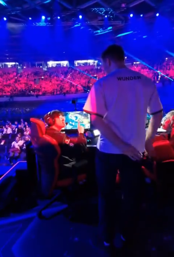 candy_dandy24's tweet photo. Expectation: T1 players go into a tournament knowing its basic rules &amp; their opponents

Reality (right before match):
- Zeus browses through Tolkin's youtube channel
- Zeus reads up on Heretics wikipedia and checks listed players

💀💀 Choi "Zeus" Woojee, a man of no fear https://t.co/8MxTGgSCLu
