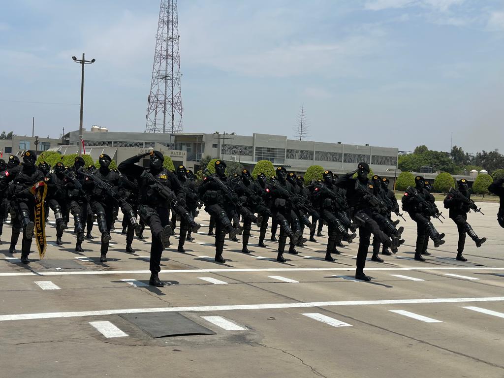 EjercitoPeru's tweet photo. En imponente ceremonia realizada en la plaza Cáceres del Cuartel General del Ejército, se rindió homenaje a los valerosos combatientes de la Pampa de la Quinua y a los soldados de ayer, hoy y siempre, en su día institucional.

#199BatallaDeAyacucho https://t.co/PM0R28xQsR