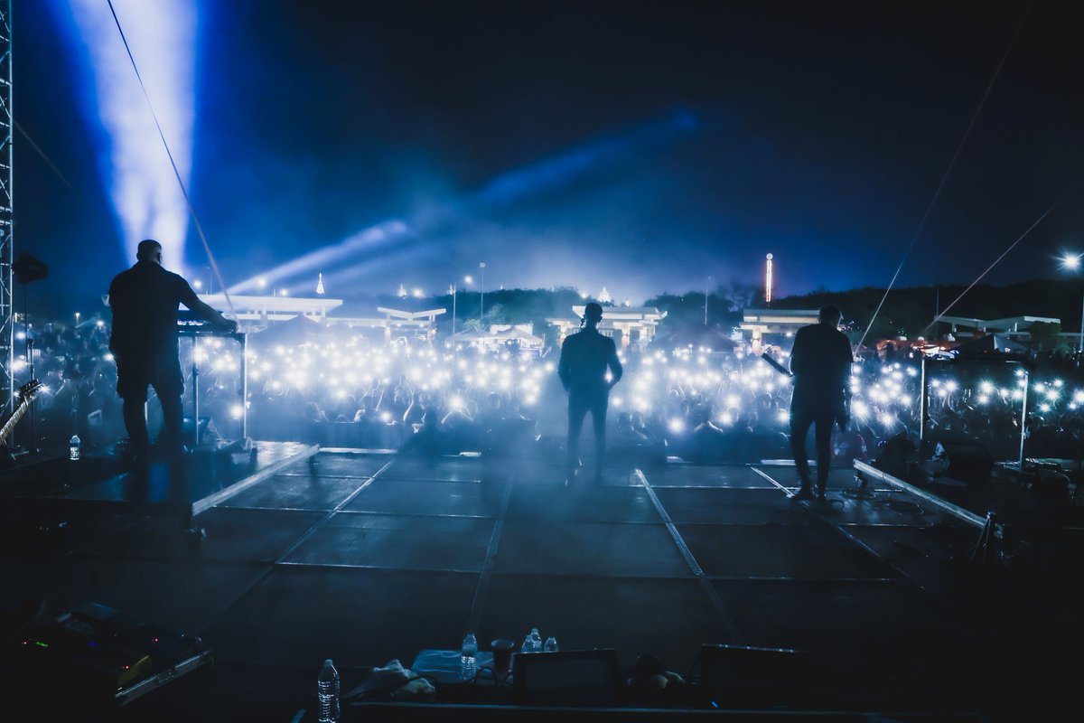 MoeniaMx's tweet photo. Gracias Tampico!!! Tremenda vibra la de ayer en la noche en #weekendfest... 🔥⚡
#MoeniaPixelTour
🟥🟦⬜🟧🟨🟩 https://t.co/ZqhqT53XIe