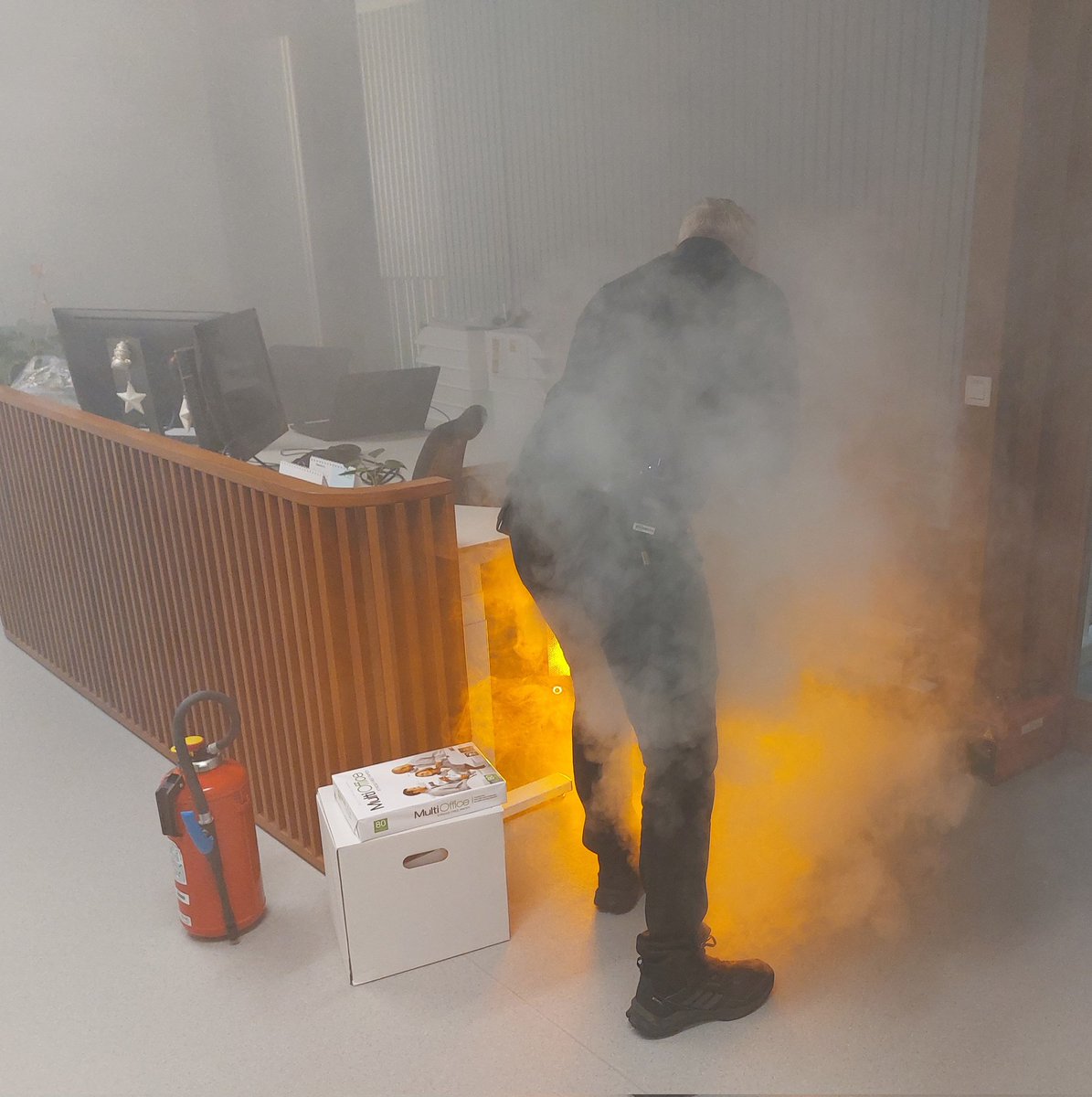 dimitridefre's tweet photo. Goede zorg is ook veilige zorg ⛑️ in @UZLeuven. We oefenen daarom regelmatig op evacuatie en brandbestrijding 🔥, zoals vandaag in het ambulant centrum. Dank aan alle collega's voor hun inzet 💪#ziekenhuisnoodplanning #znp #noodplanning https://t.co/OEYLRhluSQ