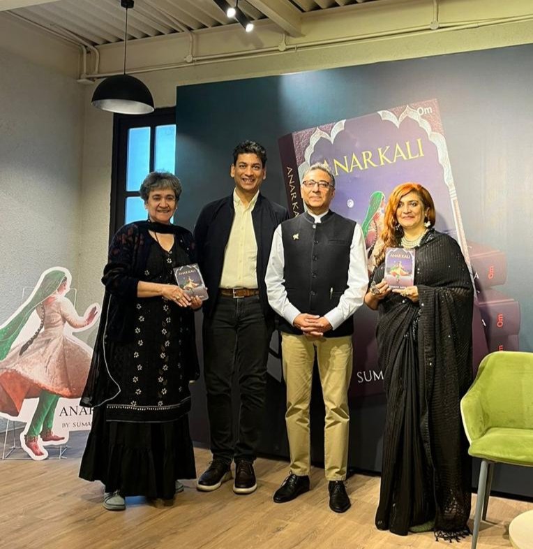 chetna_keer's tweet photo. LEGENDS, LOVES & LIT RETELLINGS..#Anarkali's day out at @SumantBatra #book launch by @VishalBhardwaj & insightful convo anchord by @film_worm at @kunzum.Congrats fr charmingly curated event #Sumant @ajaymago @ombooks @ajayjain
@ratan_mrs @nirupamakotru @Bhavna_Vij #BookTwitter https://t.co/mia6nR0f08