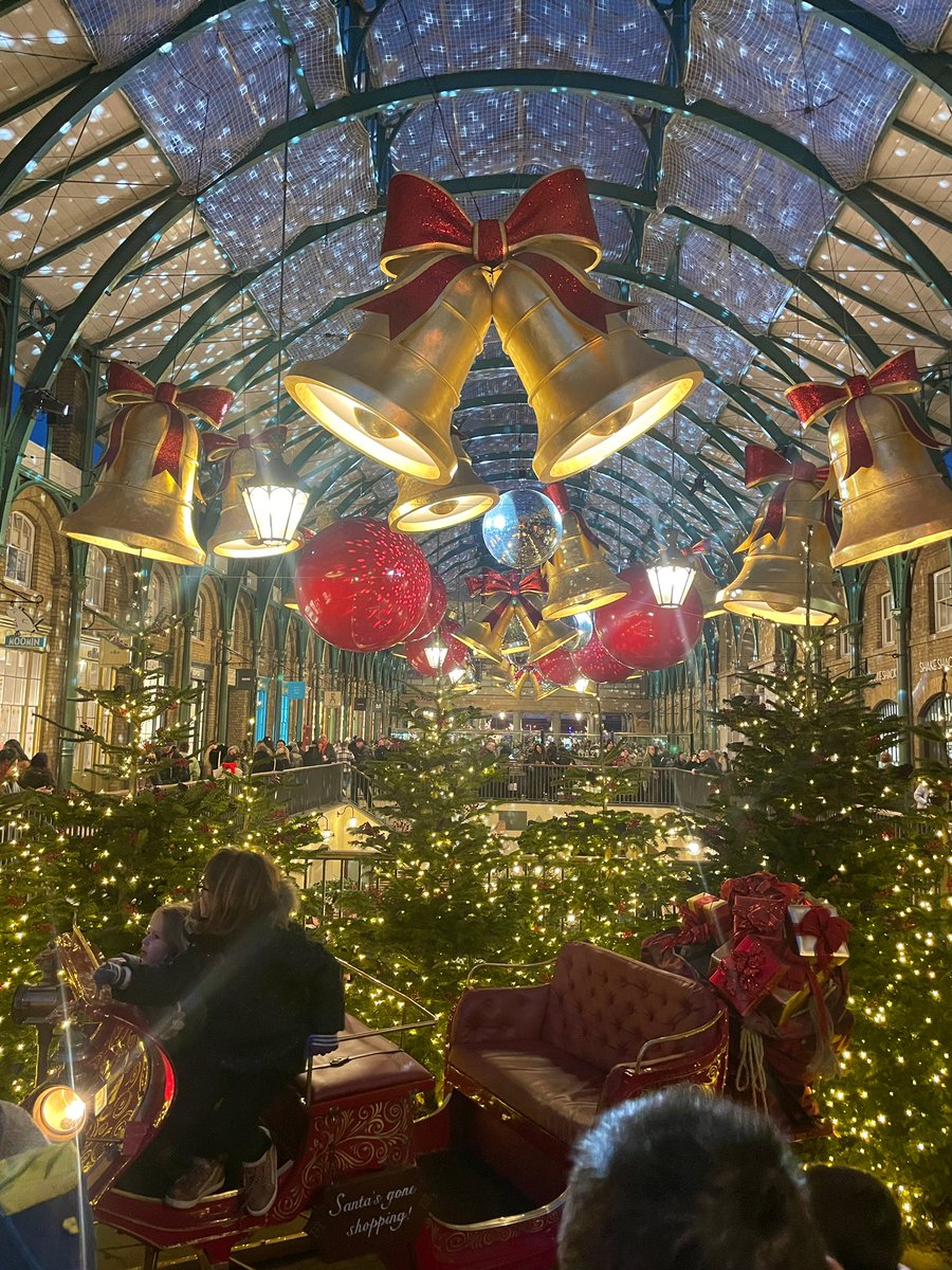marisse_16's tweet photo. Had a great time exploring some of the Christmas decorations in London yesterday🧡 #walk #20ksteps https://t.co/O4VzwfTHJR
