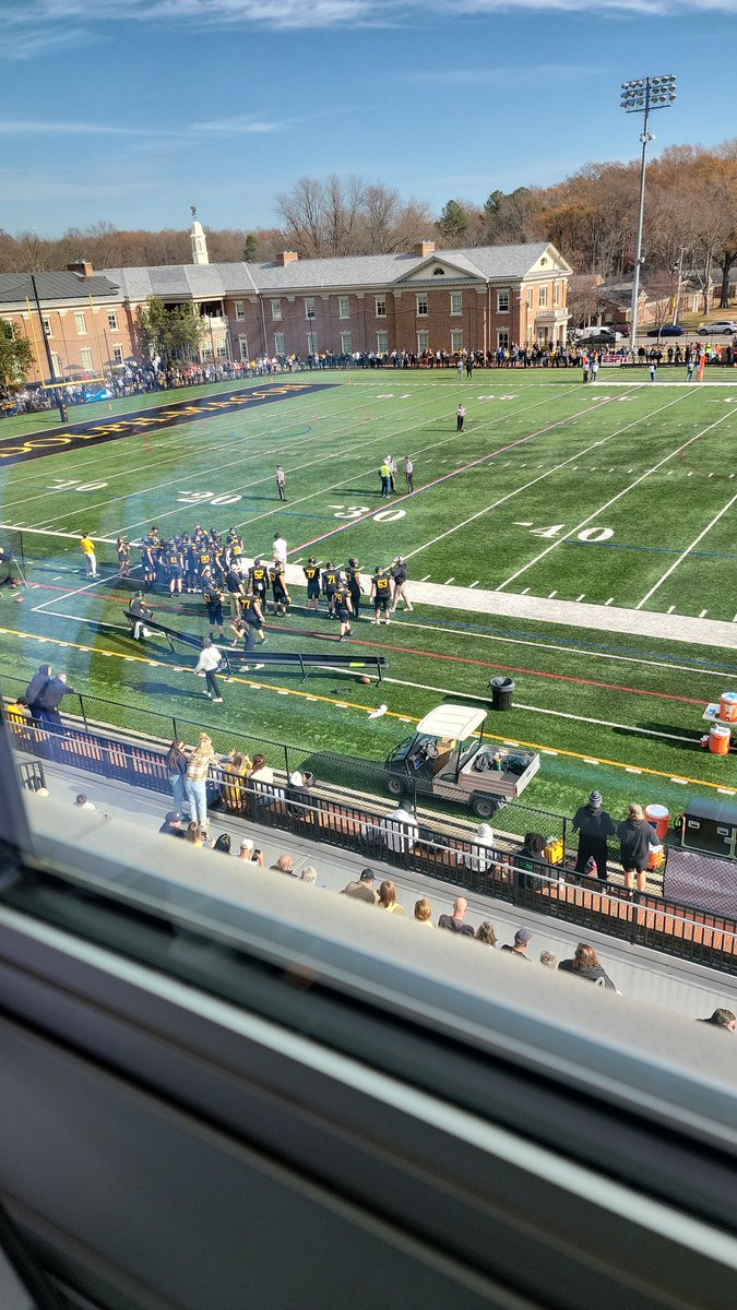 .@RMCfootball trailing 14-0 after one. Biggest deficit of season for Yellow Jackets. 

#d3fb #RVASNLive