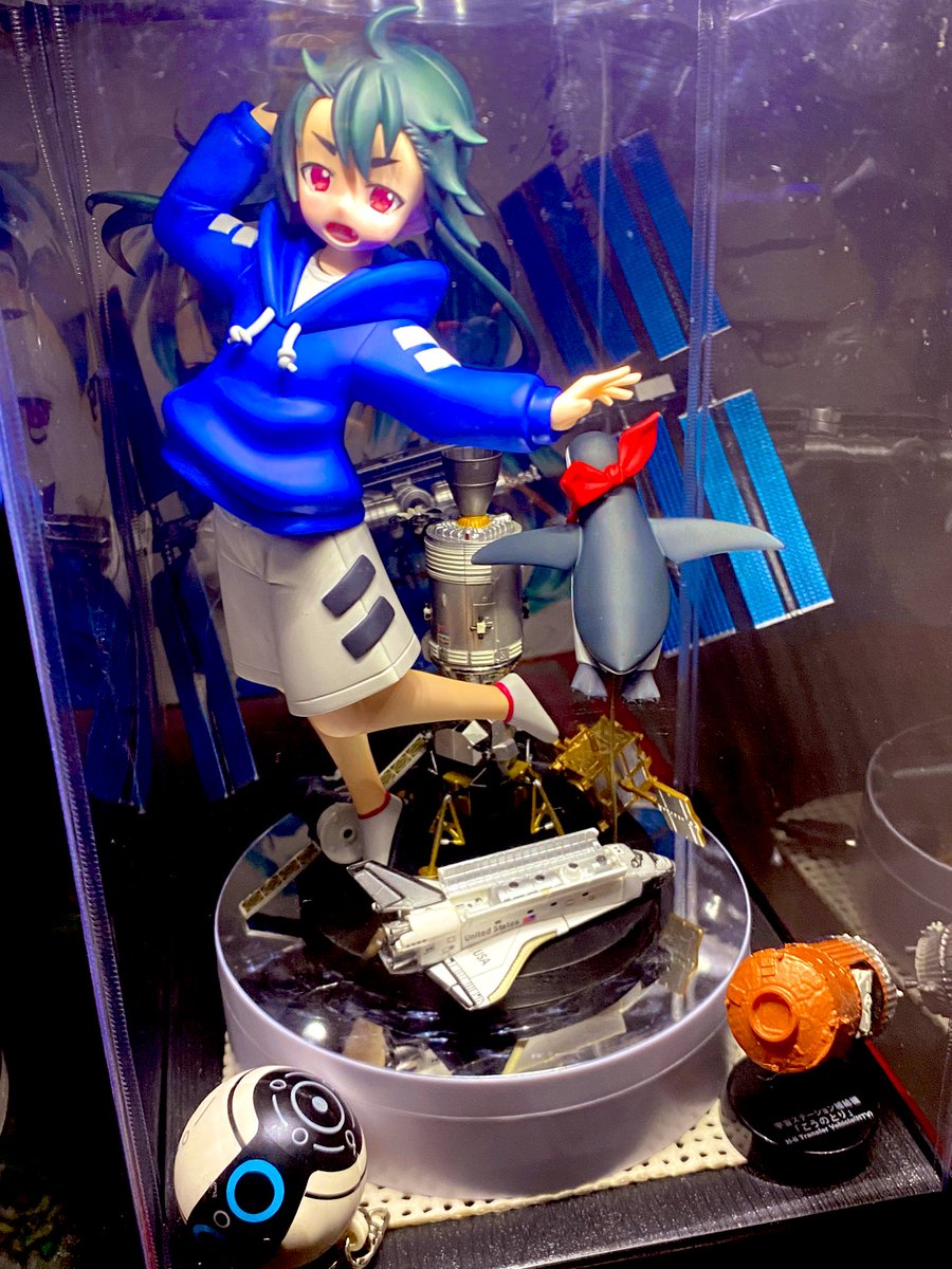 「チアキの周りに置かれた宇宙機器、君はいくつ分かるかな? 」|都尾琉（みやおりゅう）のイラスト