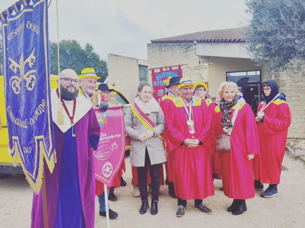 Florelle84's tweet photo. Une belle édition des #taulejades avec l'inauguration de la plus grande collection de #tastevin réunie et offerte à @chateau9dupape par l'unique Jean-François Huette 🤩
Merci pour m'avoir permis de partager ce moment avec vous 🥰
#Confrérie taste-vin de #Vaucluse
#terroir
#AOC https://t.co/ZxEbGze9Ce
