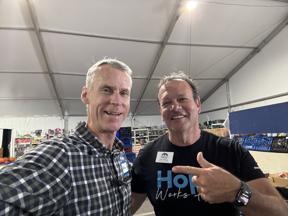 More amazing volunteers serving at the Pasco location of <a href="/MetroMinistries/">Metropolitan Ministries</a> Holiday Tent. I love Bay Hope Church.