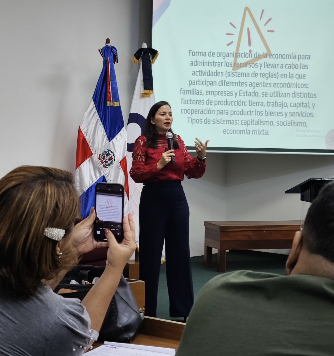 lillianarodalv's tweet photo. ¡Maravilloso el círculo virtuoso que se desarrolla en el aula! 

Agradecida de @MiguelotanezRD por hacerme parte de este Máster Class de Economía y Microfinanzas. 

Fue un sábado muy enriquecedor en la Universidad Católica de Santo Domingo.

Mis felicitaciones para @CAESCORD, AIRAC y FENCOOP.