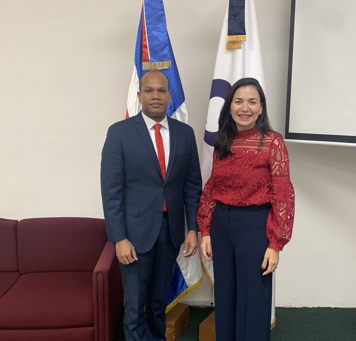 lillianarodalv's tweet photo. ¡Maravilloso el círculo virtuoso que se desarrolla en el aula! 

Agradecida de @MiguelotanezRD por hacerme parte de este Máster Class de Economía y Microfinanzas. 

Fue un sábado muy enriquecedor en la Universidad Católica de Santo Domingo.

Mis felicitaciones para @CAESCORD, AIRAC y FENCOOP.