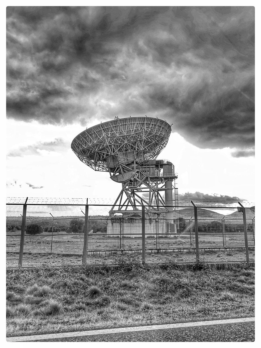 Hoy pasé por Buitrago y cómo  Telefónico es obligatorio sacar esta foto. 
Por cierto, ¿Sabías que la estación de comunicaciones de Telefónica en Buitrago de Lozoya (Madrid) tuvo un papel esencial en la llegada del hombre a la Luna en 1969?
<a href="/Telefonica/">Telefónica</a>