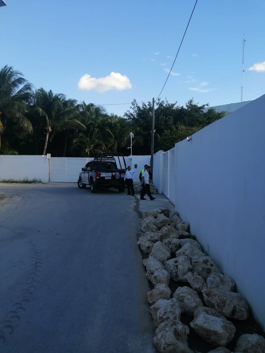 AmirIbrahimQRoo's tweet photo. La lucha por los accesos públicos a las playas en #PlayaDelCarmen han sido muchas y muy complicadas. Uno de ellas es el acceso público a la Playa Xcalacocos (muy bonita por cierto), han querido cerrar varias veces los hoteleros de la zona y hasta hoy no han logrado. 
Vencimos de la zona me reportan que como nueva estrategia están colocando piedras a las orillas de la calle para que los autos no se puedan estacionar y así complicar el acceso público a esta playa porque sin no dejas tu auto por ahí tendrías que caminar kms para llegar al acceso (vivos los hoteleros😏). Al parecer vendrá una nueva intentona de  @TheFivesHotels por cerrar este acceso público a la playa, porque ya compraron los terrenos de junto y seguro les estorba el acceso público. 
Los vecinos contaron con el apoyo del municipio para retirar estas piedras, pero temen que se venga una nueva estrategia para intentar dejarnos sin este acceso público, ojalá no pase y tampoco los Playenses lo vamos a permitir.
