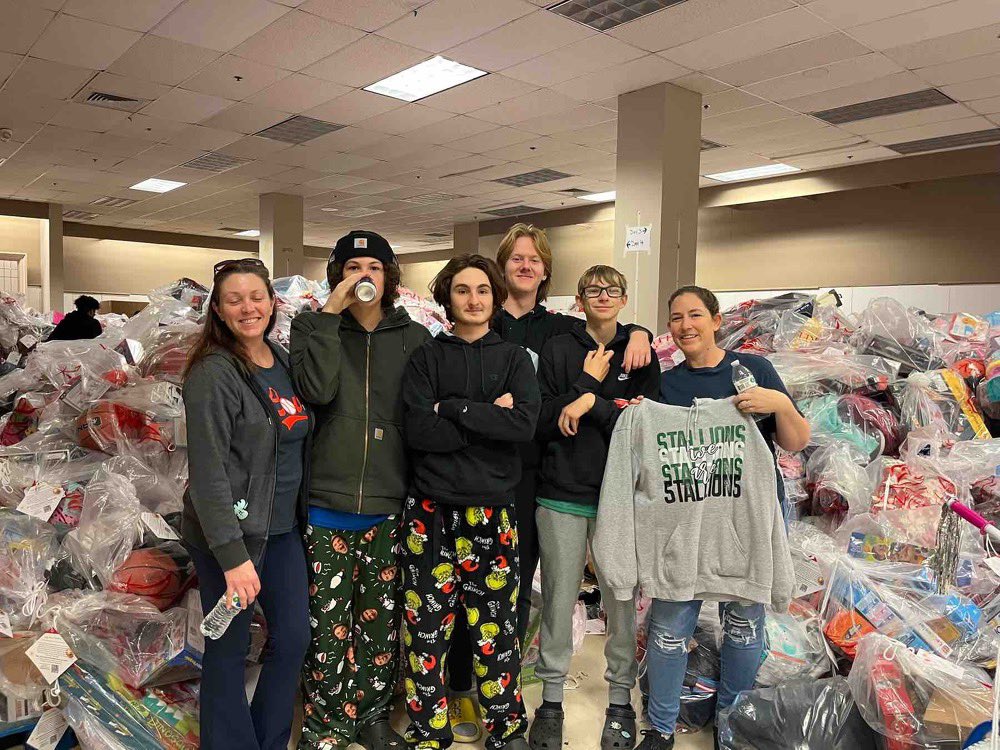 GRStallionsBB's tweet photo. BIG s/o to some of the players as they volunteered today with the @salvationarmyus Christmas Depot. The best way to contribute to your community is to be good servants. #baseball #baseball757 https://t.co/lx1N72BIlh