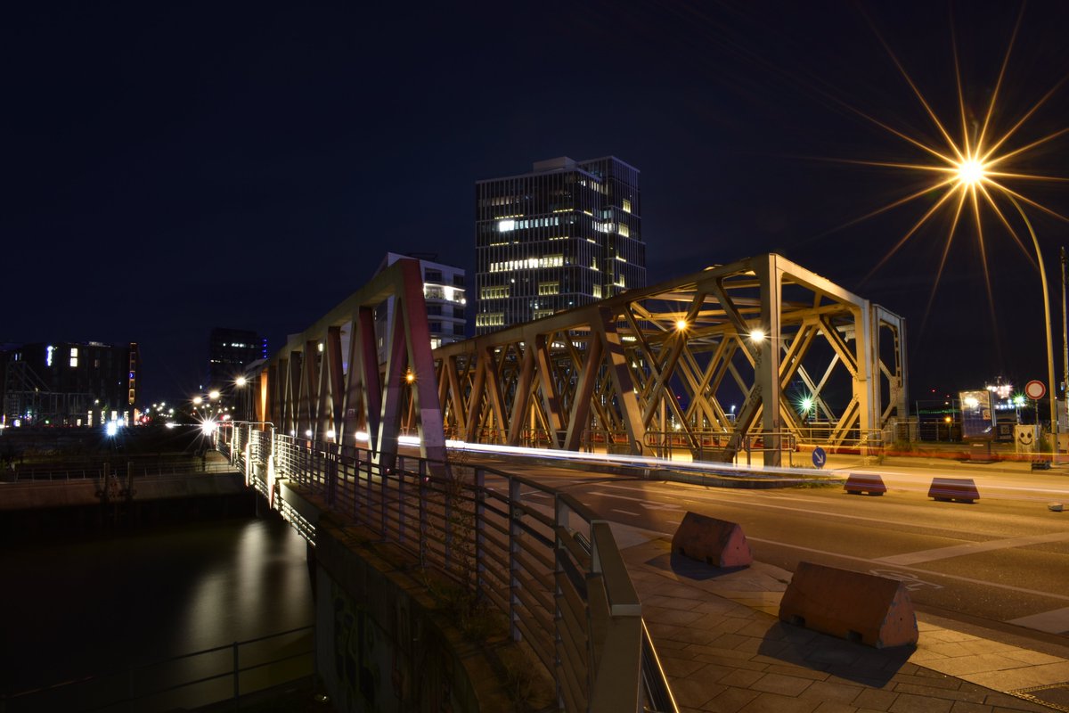 alex_a______'s tweet image. Glitzernder Stern am Nachthimmel.
Lichtspur über die Brücke.
Nächtliche Magie erwacht.
#photooftheday #lightstars #lighttrail