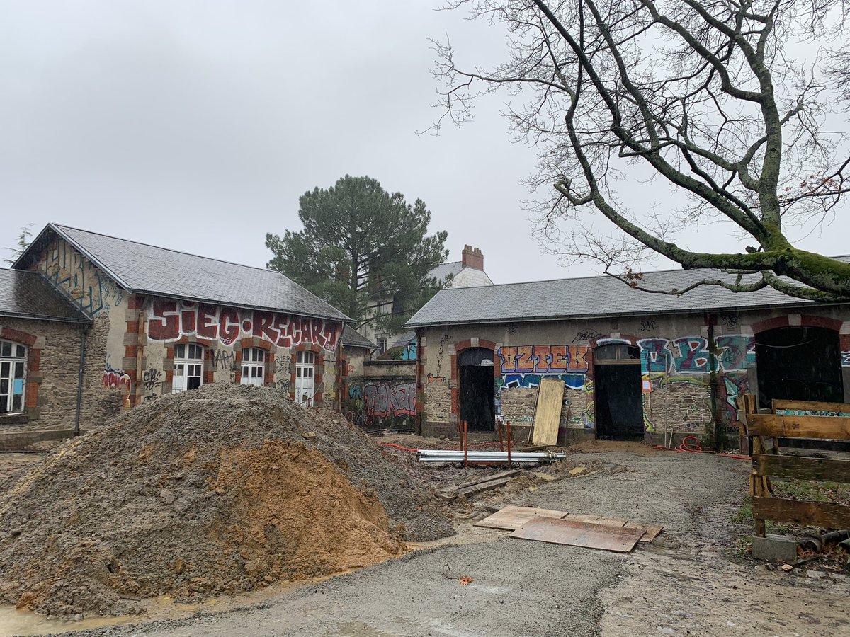 JeanneSotter's tweet photo. #Nantes #Mellinet cet après-midi visite du chantier de ce futur pôle des arts du feu 🔥: beau projet qui accueillera une activité de production d’ #ArtisanatArt, des artistes en résidence, de l’enseignement et une galerie d’exposition🖼️👩🎤🧑🎤👨🎤 https://t.co/0UQuBziIf3