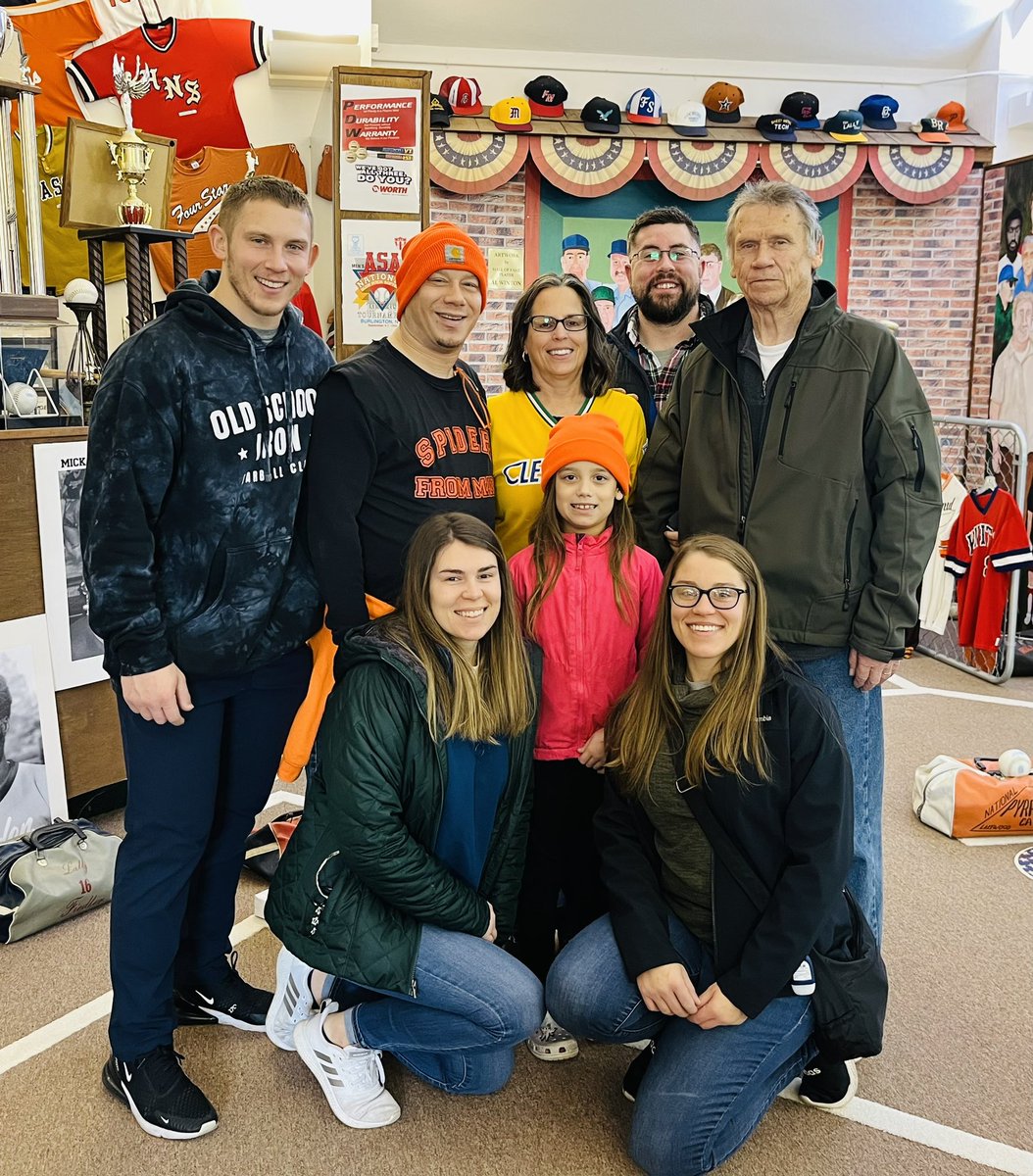 Hegedusinthe216's tweet photo. Surprise Hegedus Family visit to the Cleveland Softball Hall of Fame w/ 1995 inductee/my father Bob Hegedus Himself!! (12/9/23)
3-tweet photo barrage 🧵:
#Cleveland #Softball #HallOfFame #Euclid #Parma #PyramidCafe #ClevelandJaybirds #PDMajor 
⚾️🏆❤️🥳 https://t.co/u7Ti1bVgL2