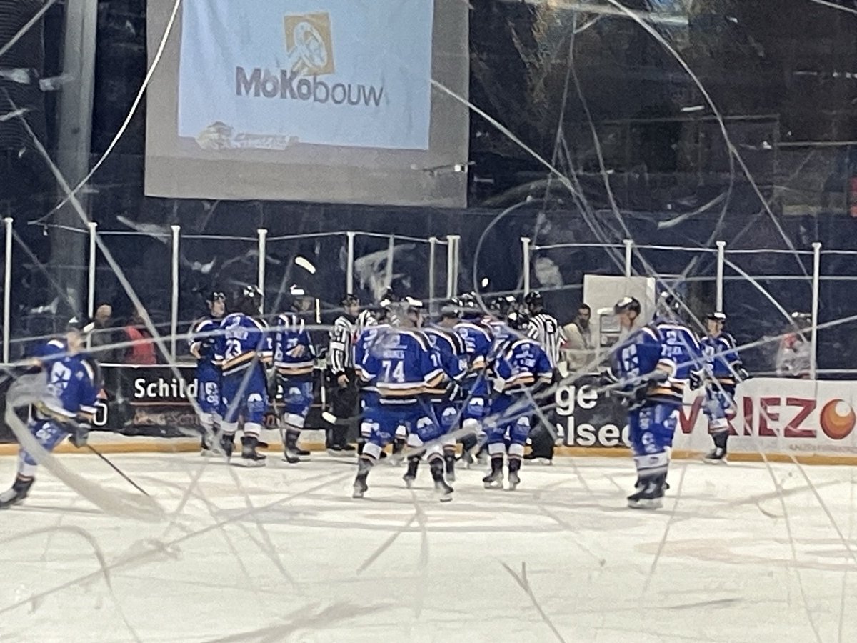 OG Capitals staat na twintig minuten in de halve finale van het nationale bekertoernooi tegen Eaters Limburg met 3-0 (!) voor. Nog twee periodes te gaan voor een daverende stunt van de Leeuwarder ijshockeyers.