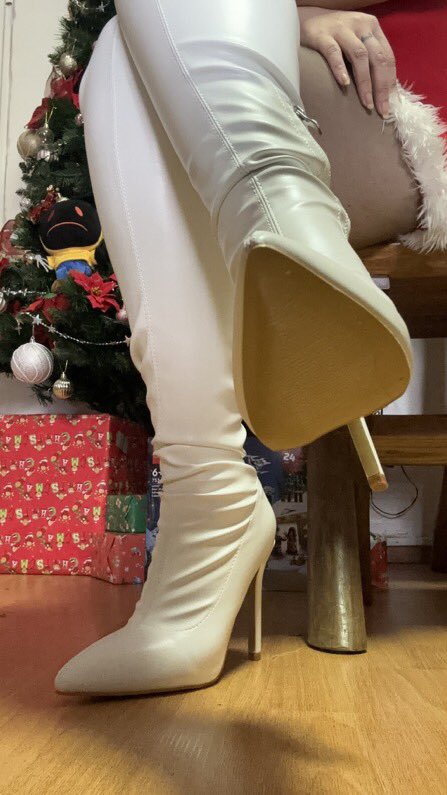 Mistressedomin's tweet photo. Je cherche un homme soumis, pour domination physique et psychologique. Je recherche une rencontre stimulante, basée sur la confiance !! J'ai passé plusieurs années dans les relations D/s. J'ai l'expérience requise pour amener aux plaisirs de la soumission https://t.co/1S1z5yRnXh