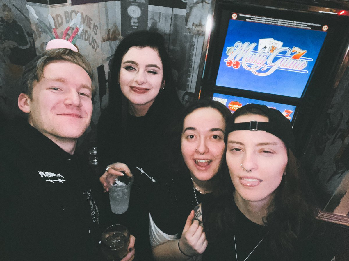 loadedgvnns's tweet photo. not to be dramatic but i would die for my friends https://t.co/BTeXyuLgoi
