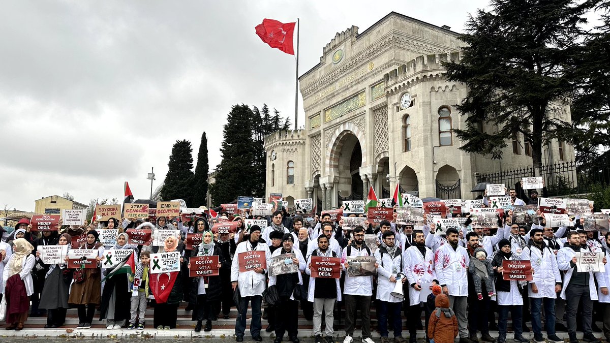 sessizhekimler's tweet photo. Hekimler ve sağlık çalışanları olarak İsrail'in saldırılarına karşı tepki göstermeye, Gazze'de işlenen insanlık suçuna karşı bir duruş ortaya koymaya kararlıyız.

İstanbul'da "Sessiz Yürüyüş"ümüz Saraçhane Parkında başlayıp Beyazıt meydanında basın açıklaması ile tamamlandı. https://t.co/Xchnhj0nqY