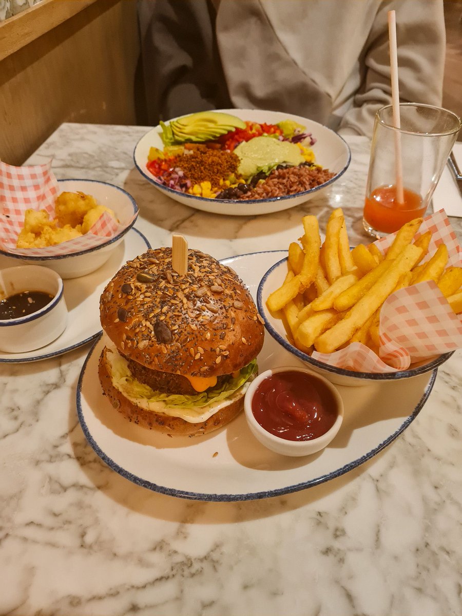 goplantbased_me's tweet photo. Final shot from Wulf &amp; Lamb of my VFish Burger 😍😍 https://t.co/8AUZdUzlm4